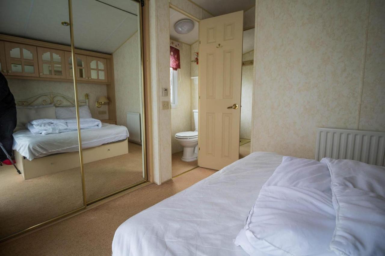 Brilliant Caravan For Hire At Manor Park In Hunstanton Norfolk Ref 23176K Hotell Exteriör bild