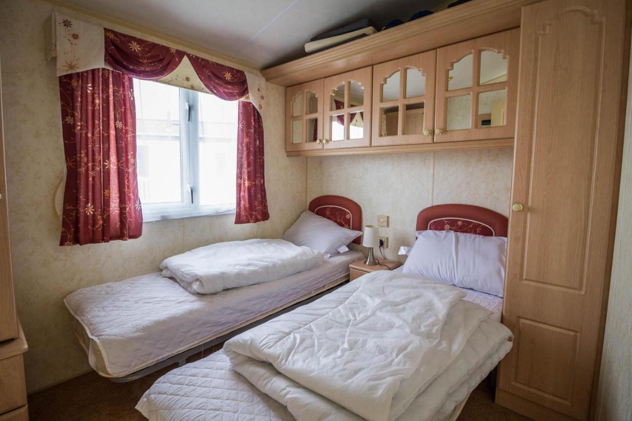Brilliant Caravan For Hire At Manor Park In Hunstanton Norfolk Ref 23176K Hotell Exteriör bild